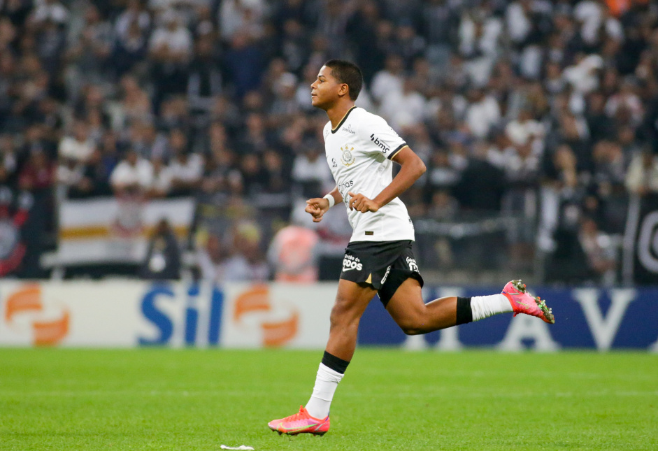 Wesley recém fez o primeiro gol como profissional e já deve ganhar presente  do Corinthians