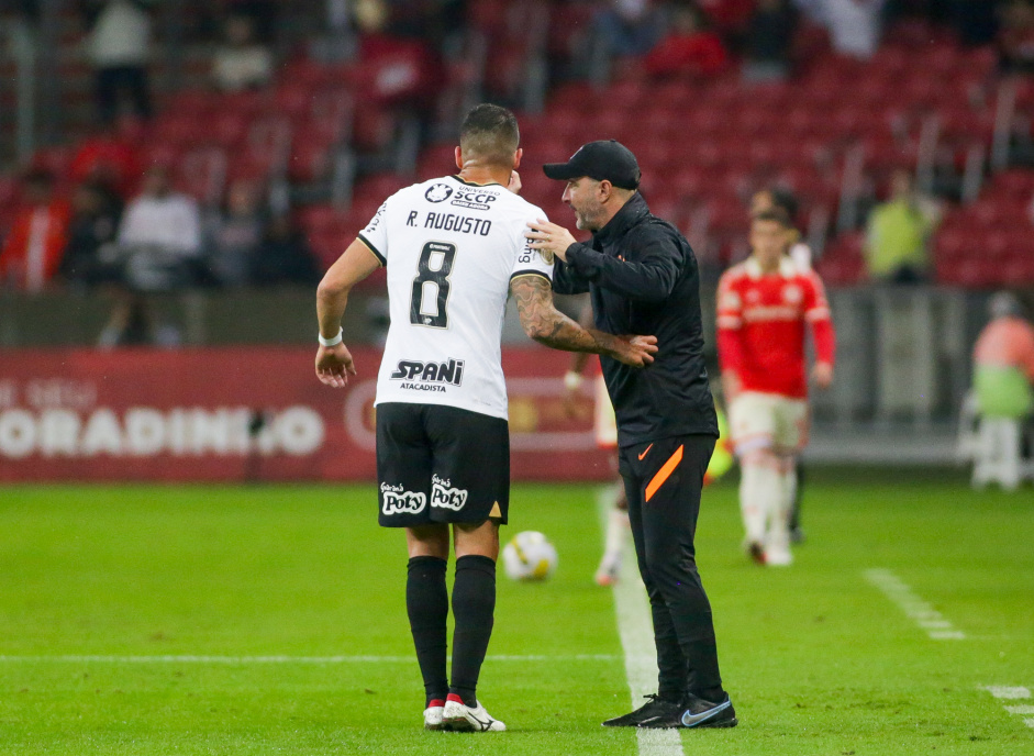 Em entrevista, Renato Augusto defende a permanência de Vítor Pereira
