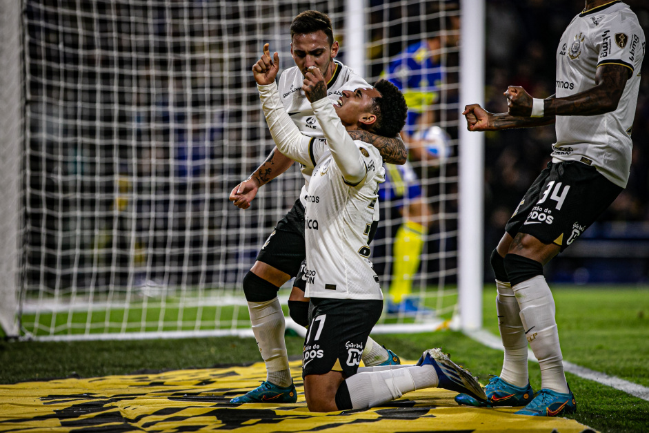 Du Queiroz e Gustavo Mosquito durante o primeiro tempo de Corinthians e Boca Juniors