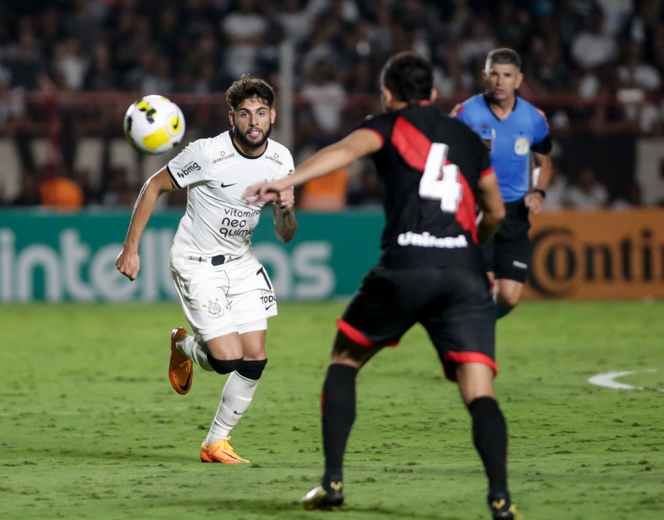Yuri Alberto tenta pressionar a zaga do Atl�tico-GO