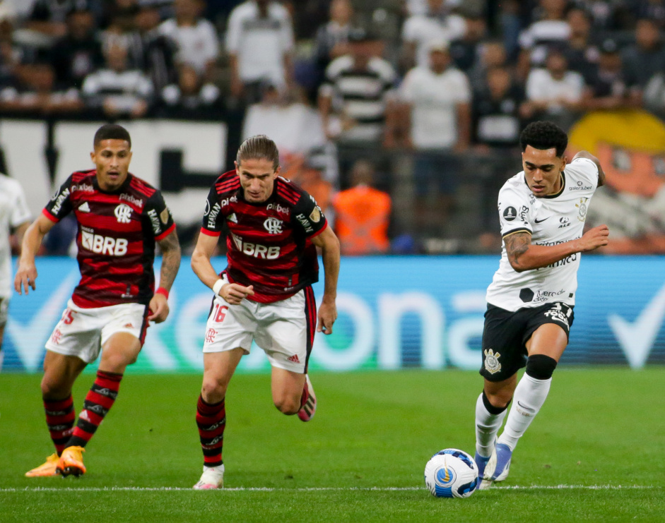 Du Queiroz com o domínio da bola em jogo contra o Flamengo