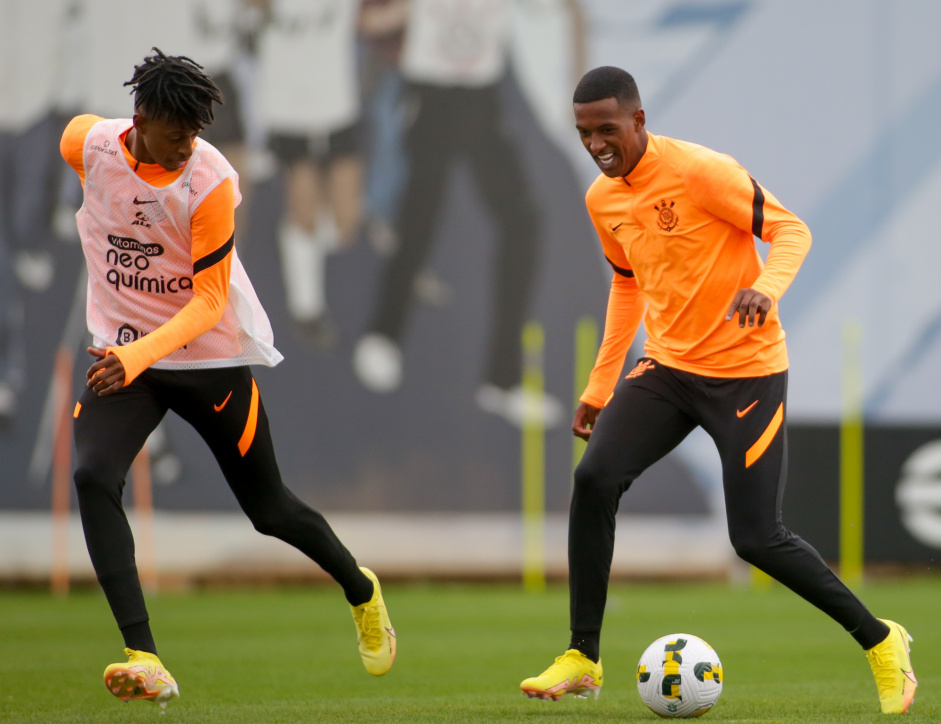 Robson Bambu e Robert em treino do Corinthians de olho no Fortaleza