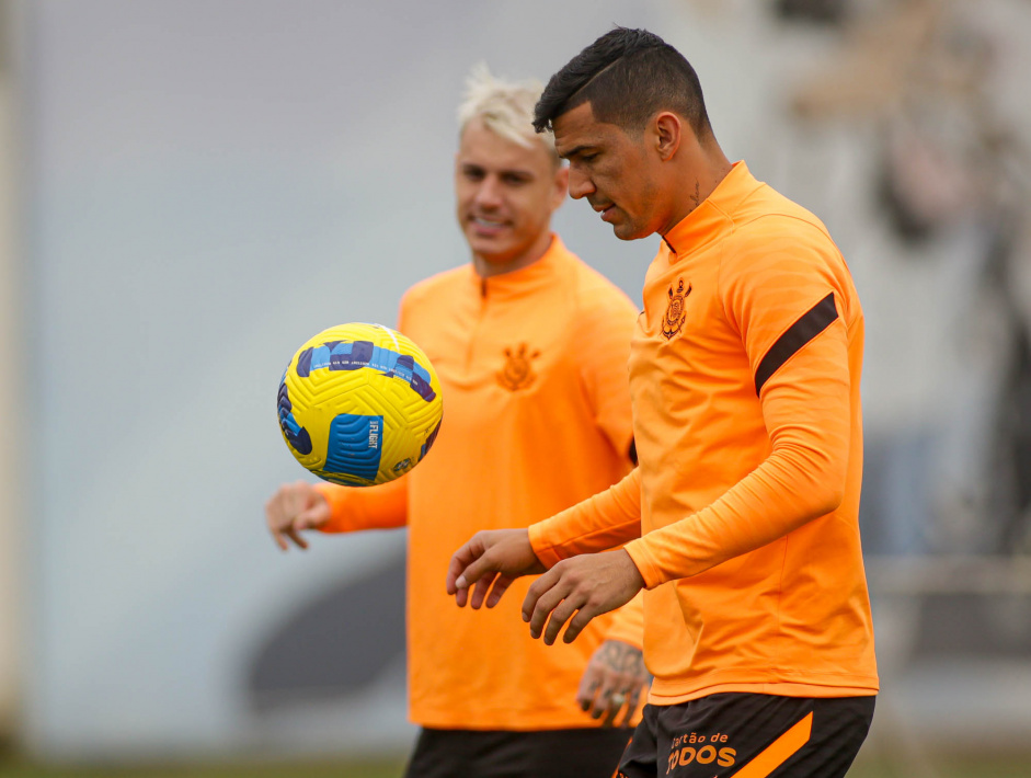 R�ger Guedes e Balbuena conversam durante treinamento