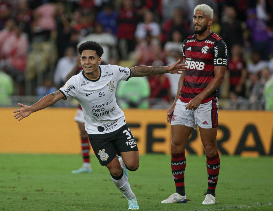 Du Queiroz com o domínio da bola em jogo contra o Flamengo