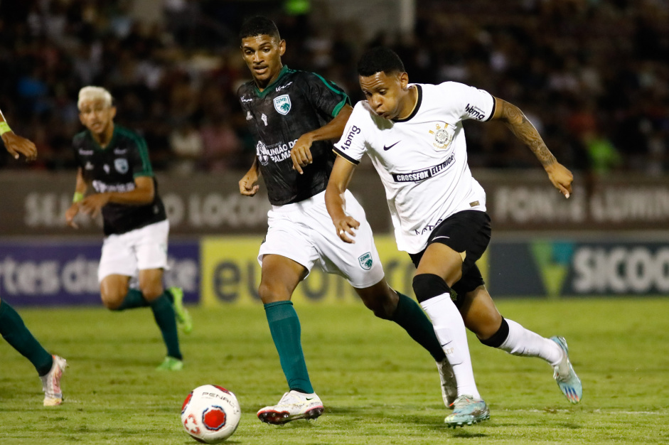 Arthur Sousa disparando com a bola em seu dom�nio em dire��o ao gol do Zumbi