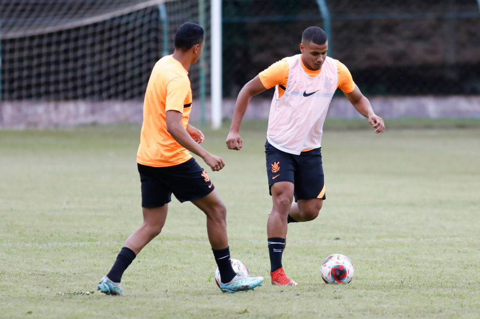 Murillo e Arthur Sousa disputando bola em treinamento do elenco Sub-20