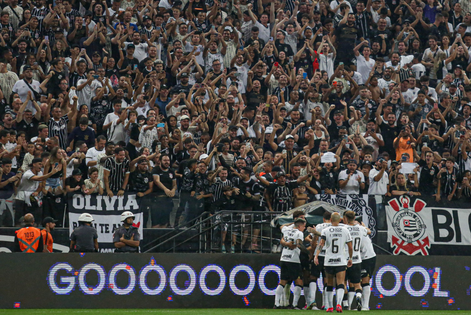 Torcida do Corinthians comemora o gol junto ao time