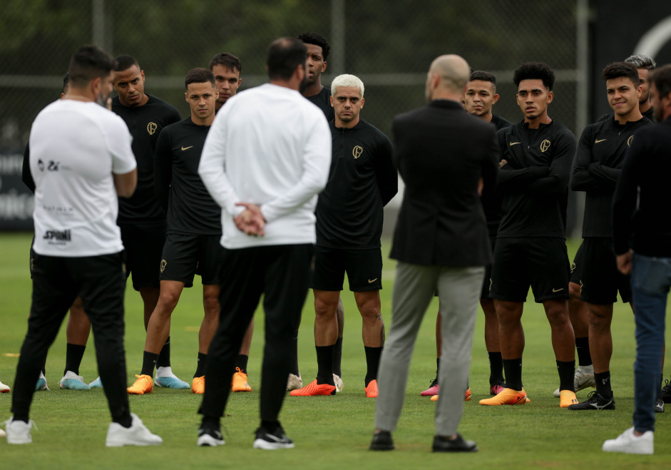 Danilo conversando com os jogadores do elenco profissional do Corinthians; Alessandro tamb�m aparece