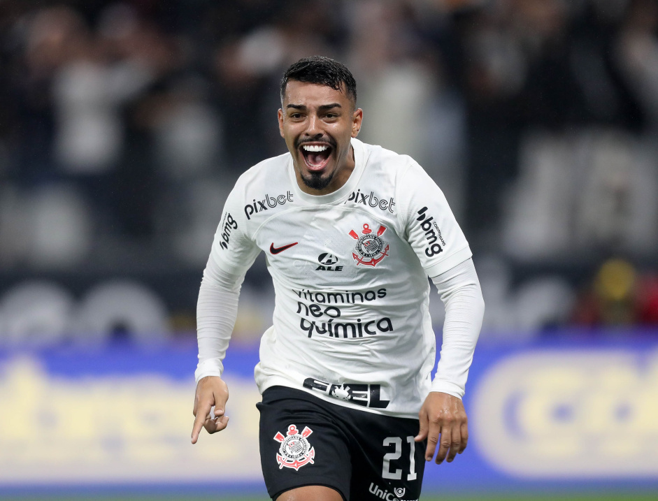 Matheus Bidu comemora classificação do Corinthians na Copa do Brasil
