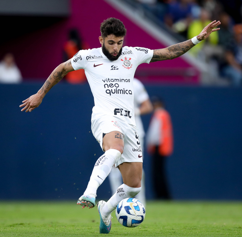 Yuri Alberto dominando a bola no Equador