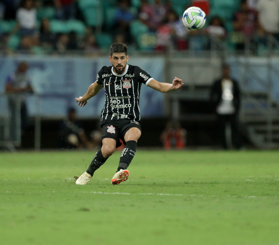 Fagner correndo na Fonte Nova com a bola em seus pés no jogo contra o Bahia