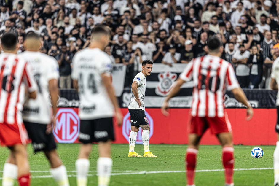 Matías Rojas antes de cobrança de falta no jogo entre Corinthians e  Estudiantes, pela Sul-Americana