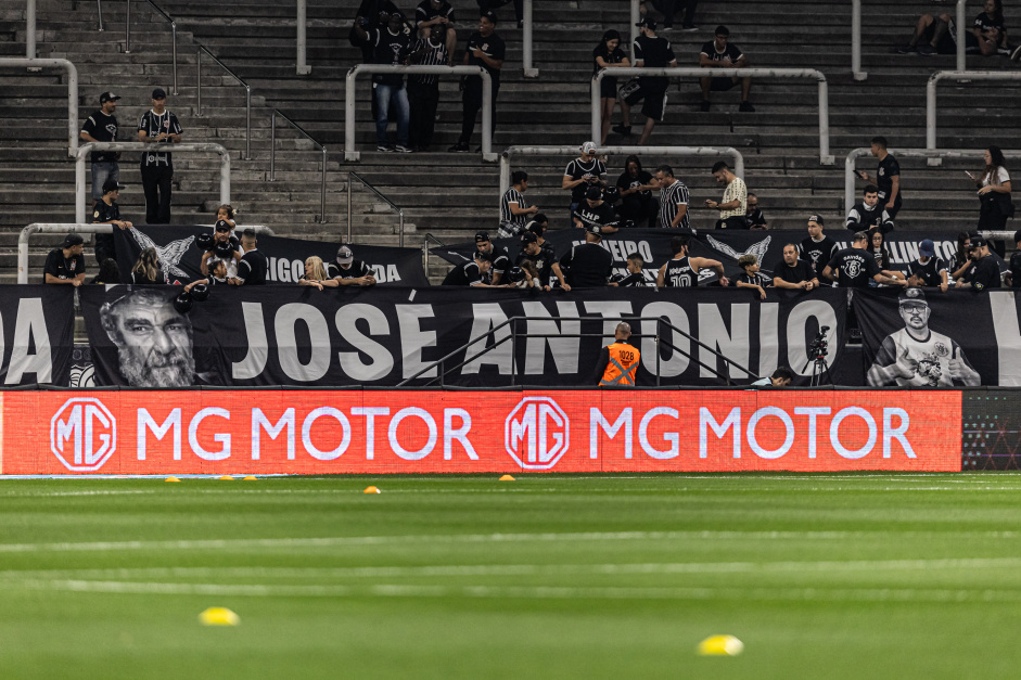 Torcida do Corinthians estendeu faixas com nomes de v�timas do acidente na rodovia Fern�o Dias