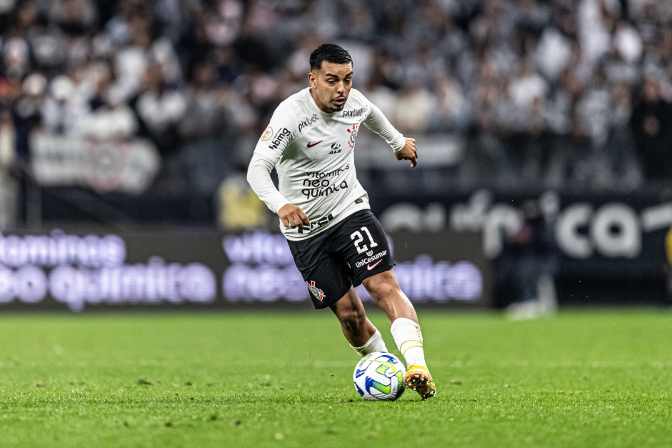 Bidu com a bola partindo para o ataque do Corinthians