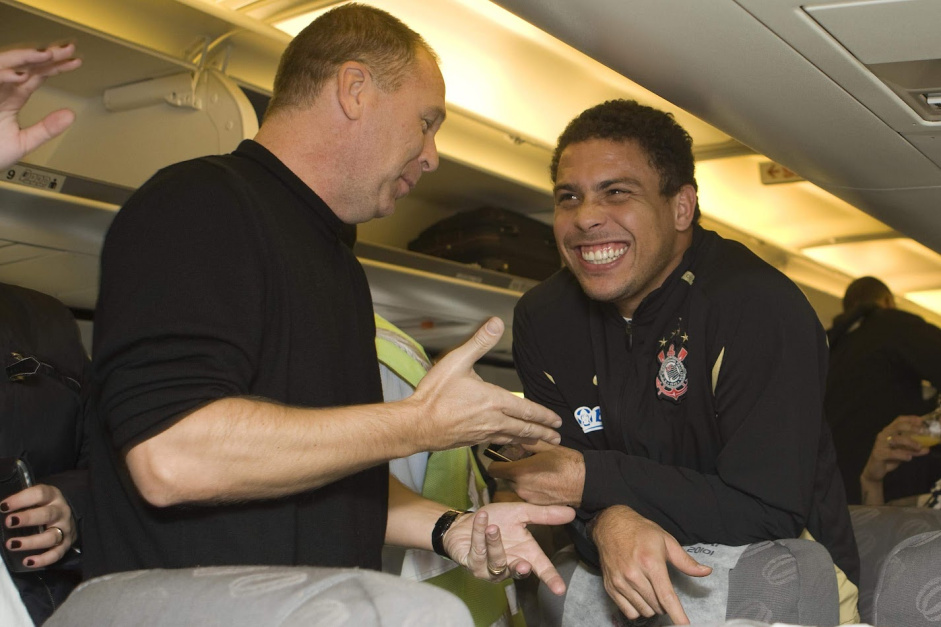 Mano Menezes com Ronaldo em 2009