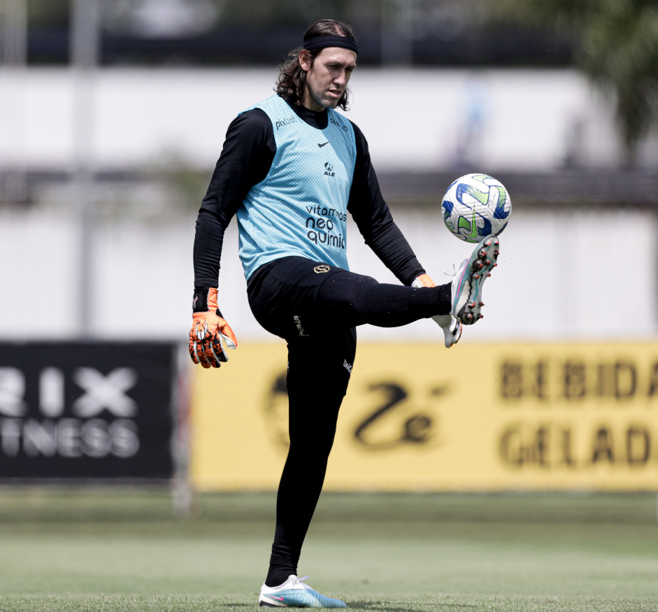 C�ssio com a bola durante treinamento do Corinthians