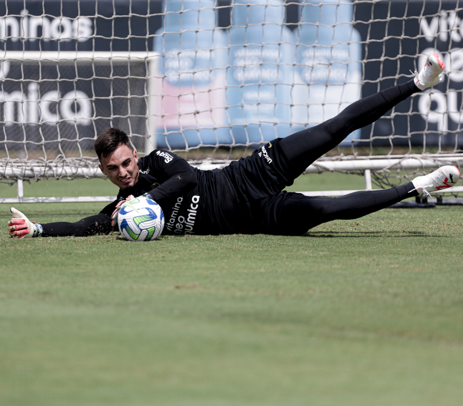 Matheus Donelli fazendo defesa em treinamento do Corinthians