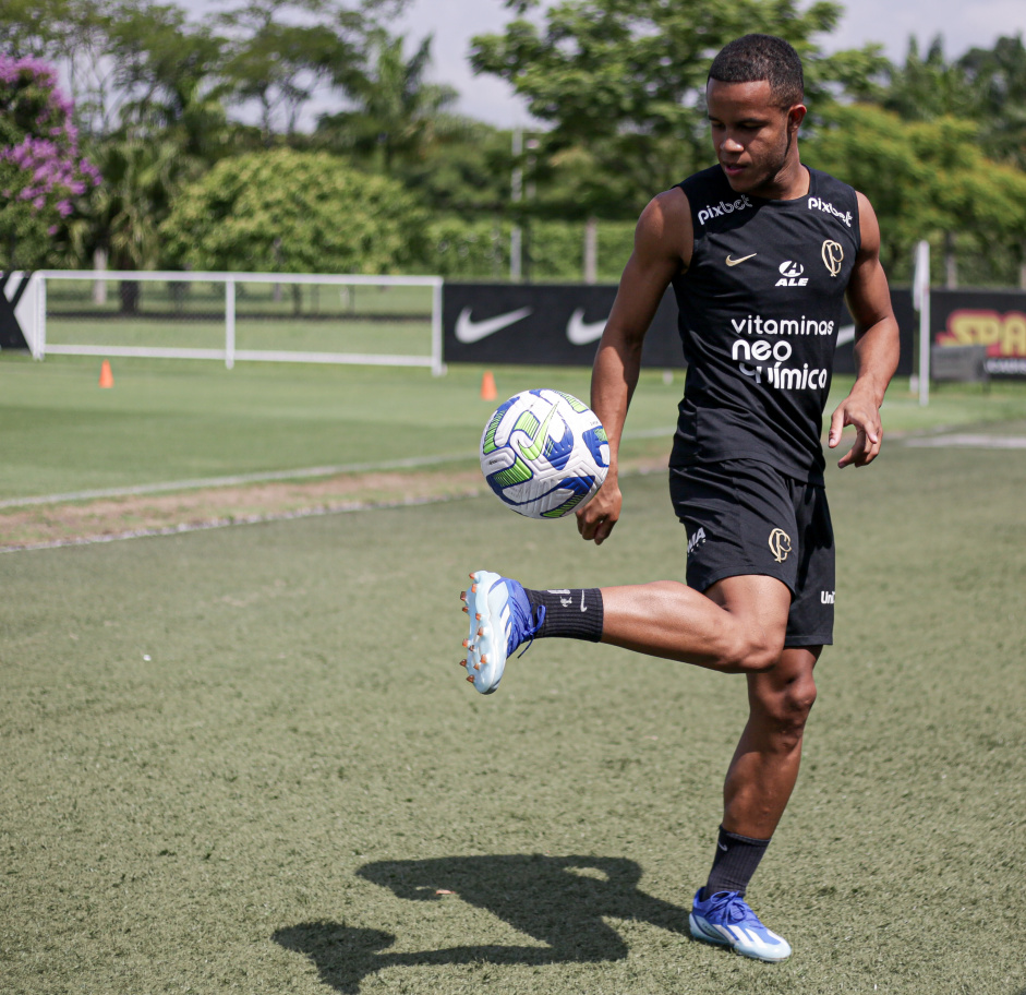 Pedro fazendo embaixadinhas no CT Joaquim Grava