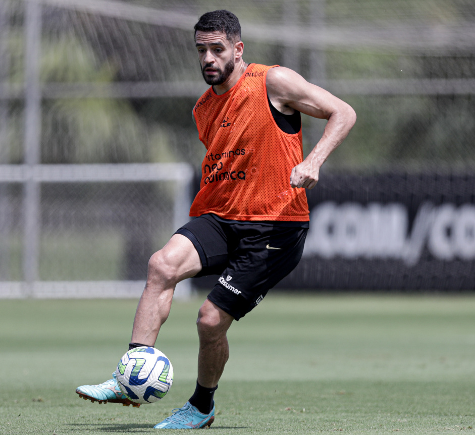 Renato Augusto em a��o no CT Joaquim Grava