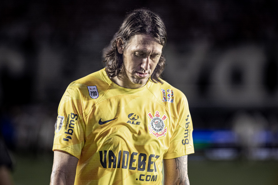 Cssio saindo de campo aps derrota do Corinthians
