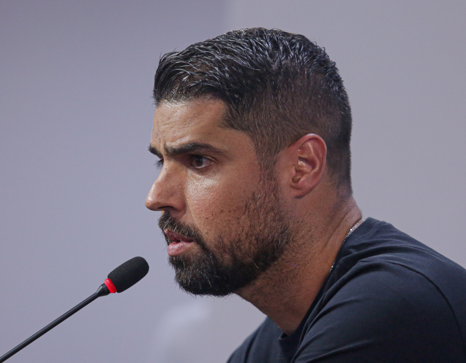 Ant�nio Oliveira foi apresentado no Corinthians