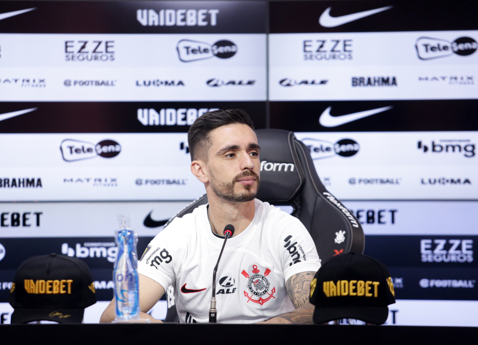 Igor Coronado durante sua coletiva de apresenta��o como jogador do Corinthians