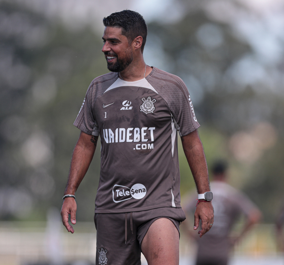 Ant�nio Oliveira caminhando no gramado do CT