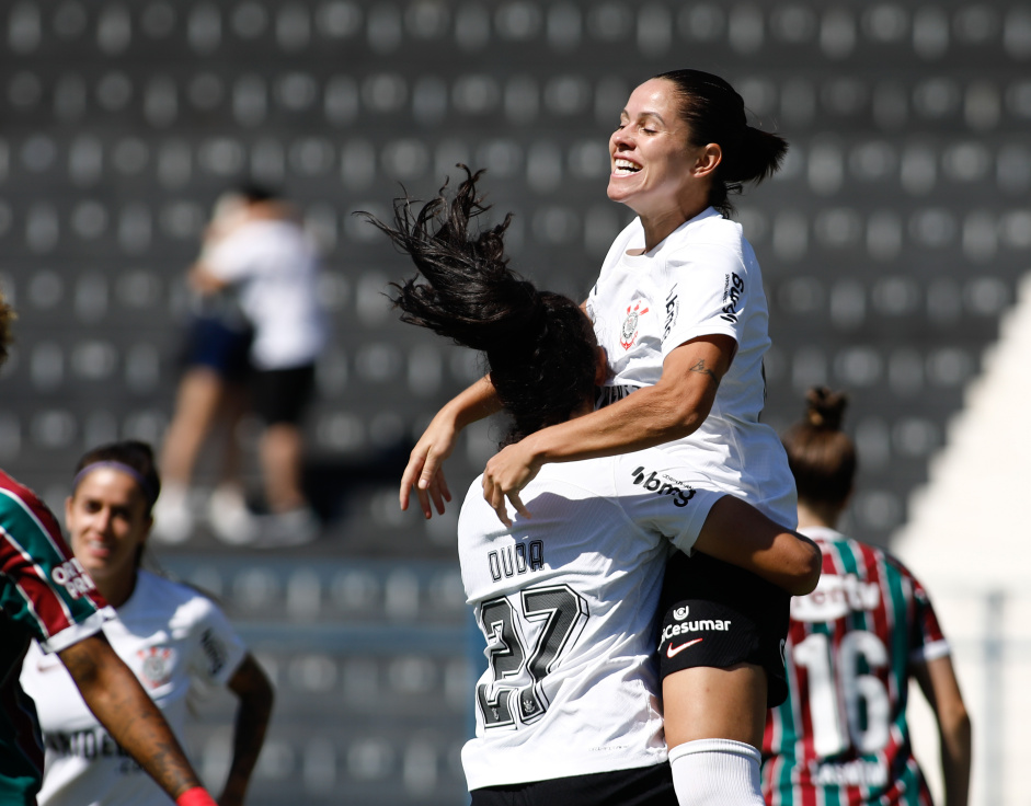 Duda Sampaio e �rika comemorando gol