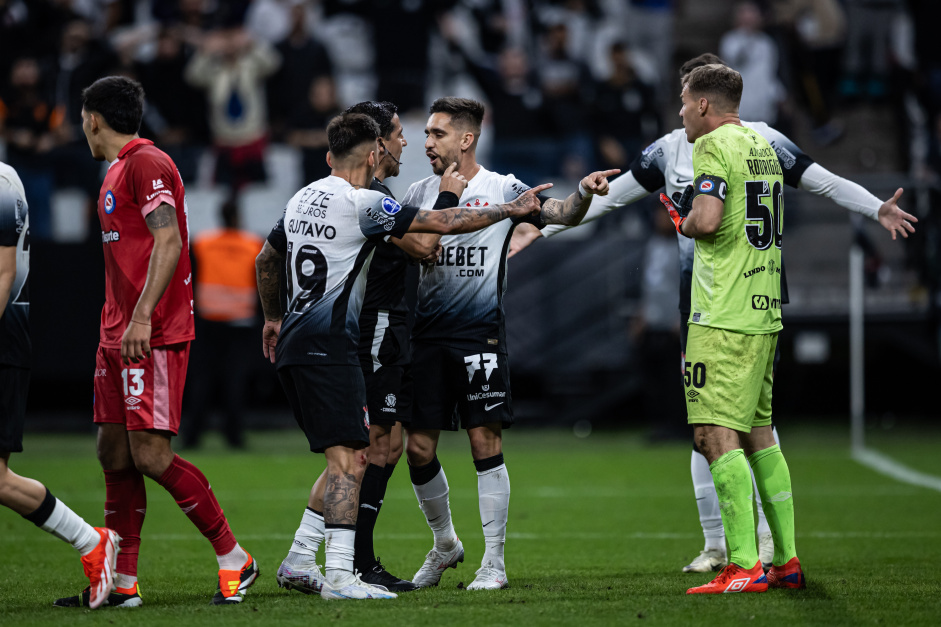 Gustavo Silva e Coronado brigando com a arbitragem de Corinthians x Argentinos Juniors