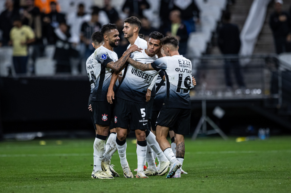 Jogadores do Corinthians comemorando gol de Fausto Vera contra o Argentinos Juniors