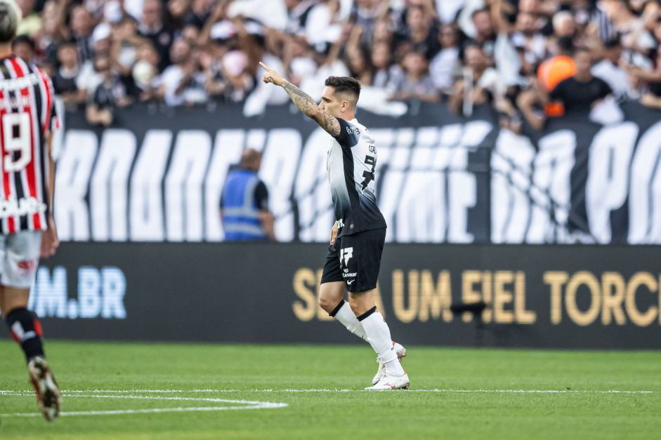 Coronado comemorando seu gol