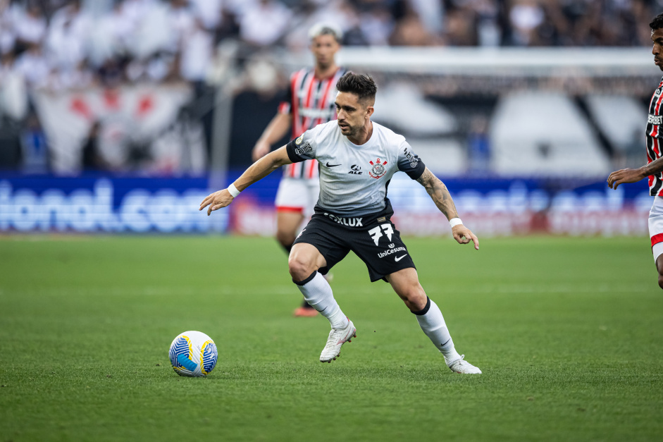Igor Coronado com a bola