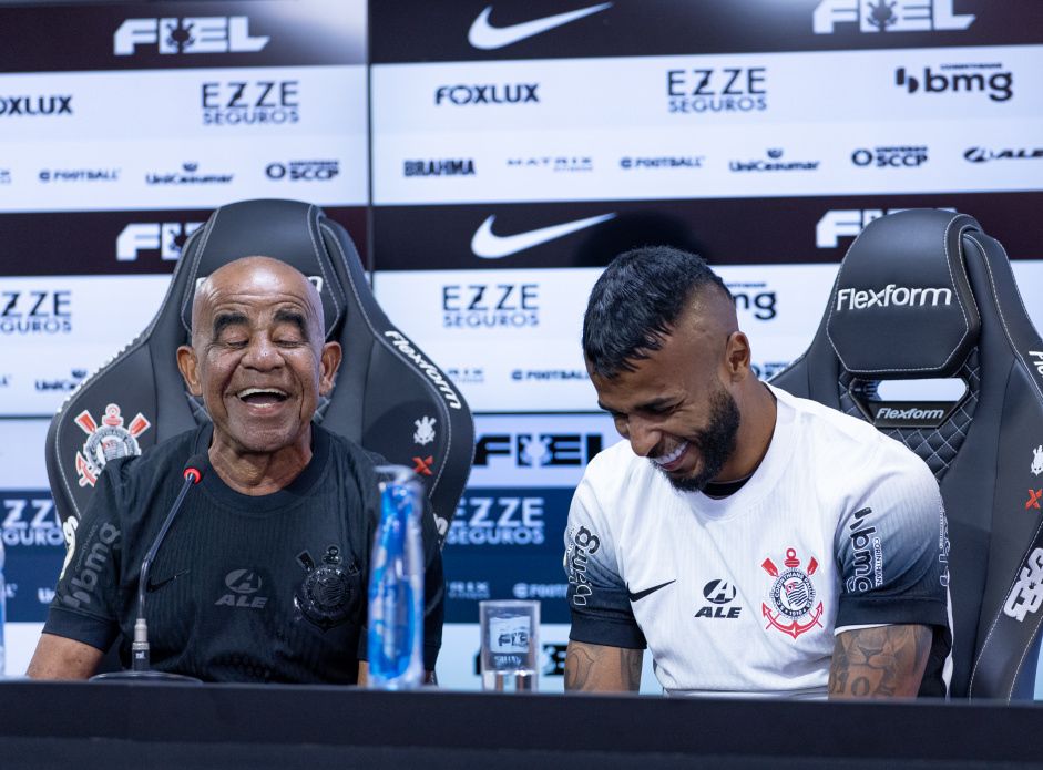 Alex Santana responde pergunta da imprensa na sala de coletiva do CT