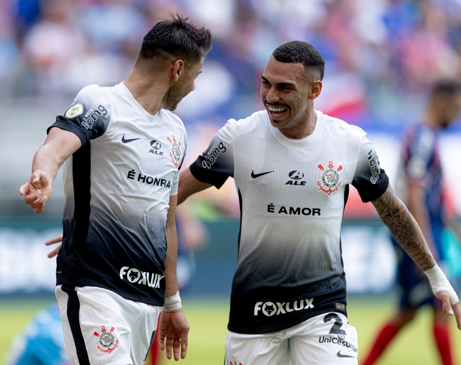 Romero comemorando com Matheuzinho ap�s marcar contra o Bahia