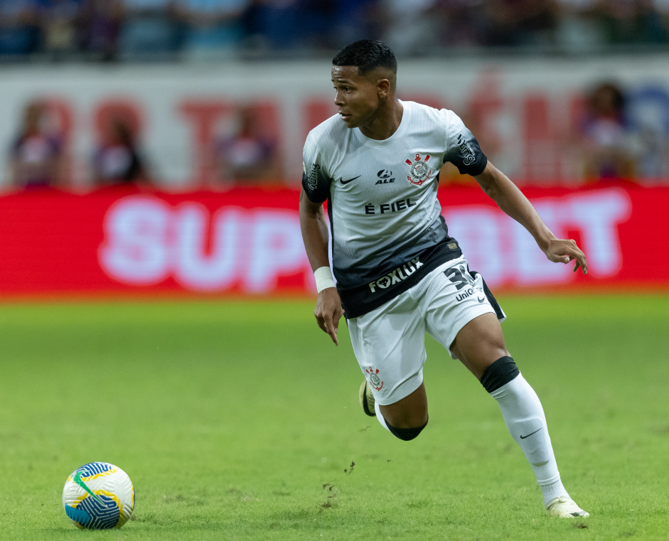 Wesley com a bola dominada em partida contra o Bahia