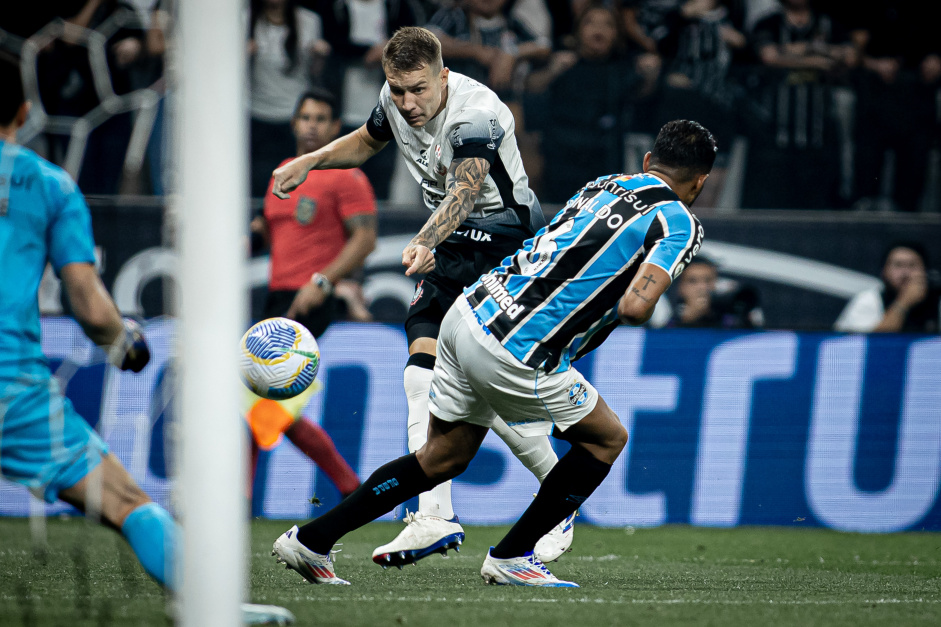 COMEÇO DEVAGAR? Volante estreia pelo Corinthians diante do Grêmio e números não impressionam