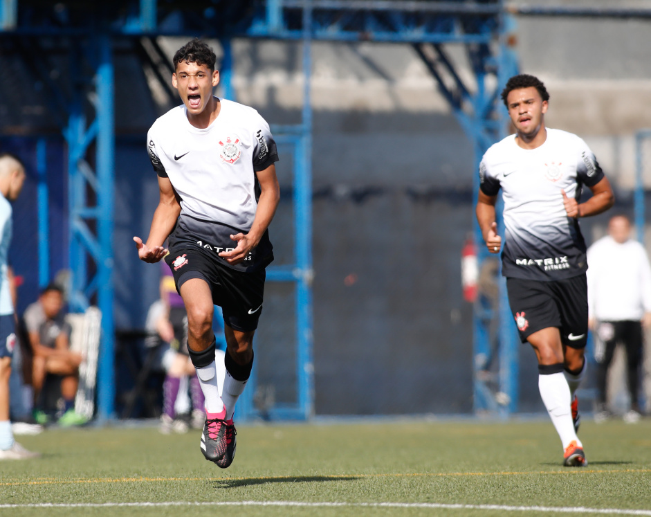 Luiz Eduardo e Thomas Lisboa comemoram gol do Corinthians
