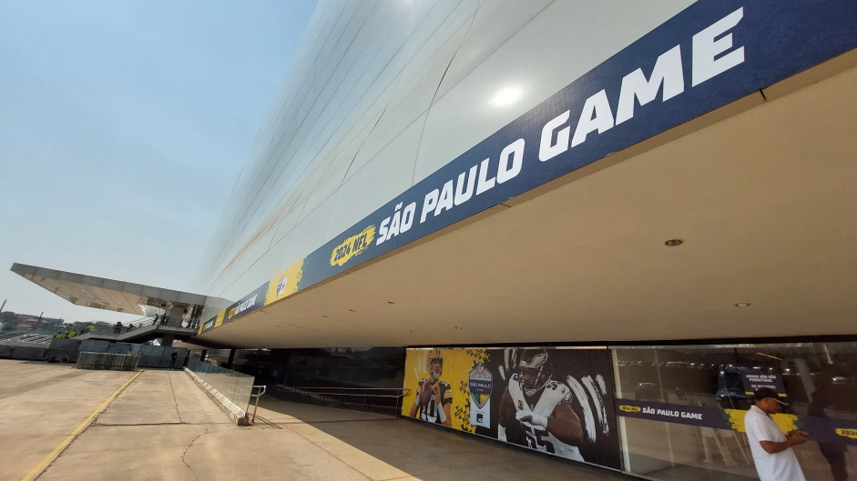 Envelopamento da �rea externa do setor oeste para o jogo da NFL na Neo Qu�mica Arena