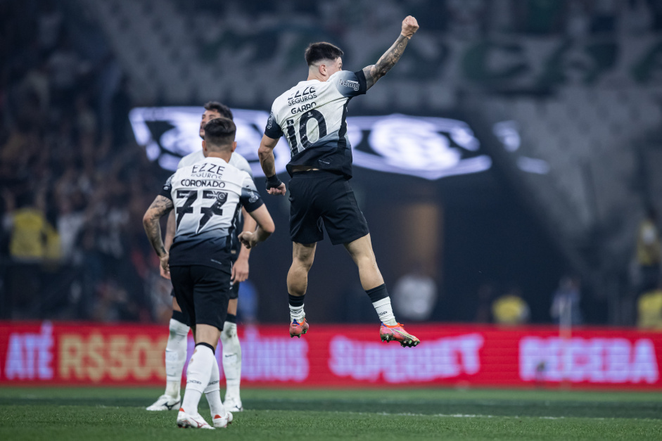 TERÁ A DUPLA? Ramón Díaz pode escalar Coronado e Garro juntos no Corinthians.