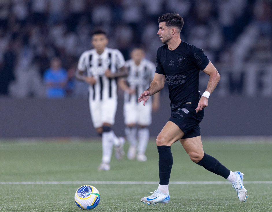 H�ctor Hern�ndez em a��o contra o Botafogo no Brasileir�o