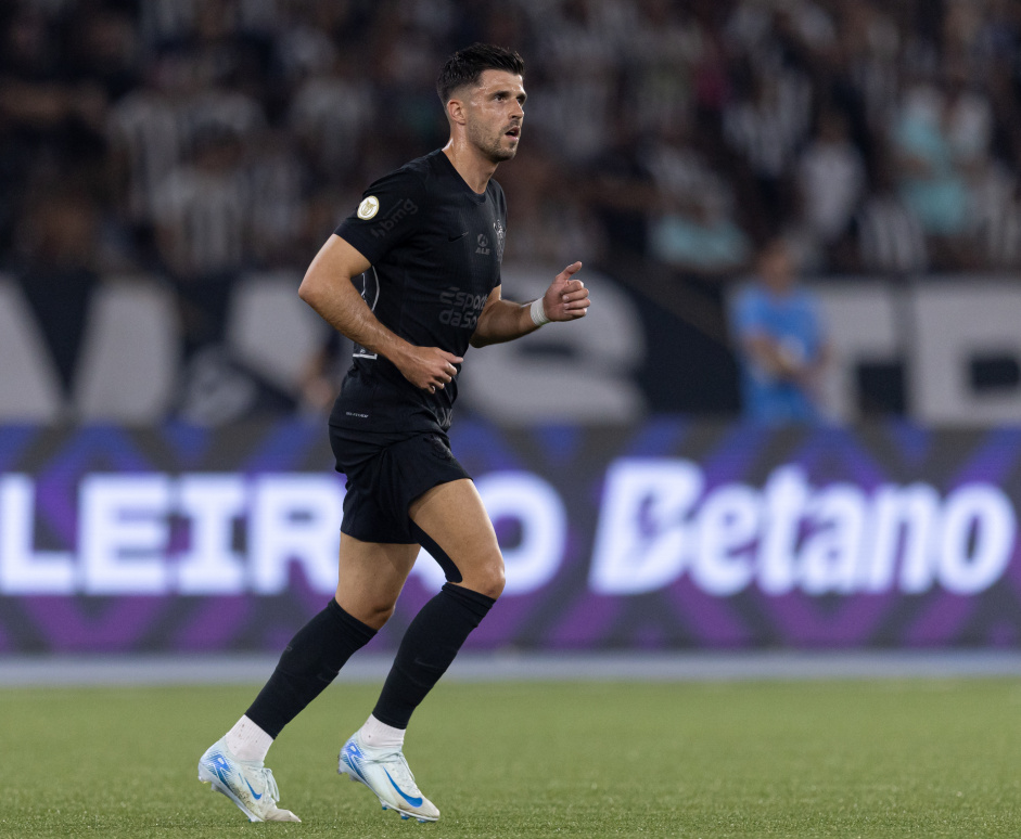 H�ctor Hern�ndez em a��o contra o Botafogo pelo Brasileiro
