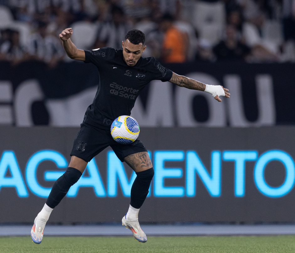 Matheuzinho em a��o contra o Botafogo pelo Brasileir�o