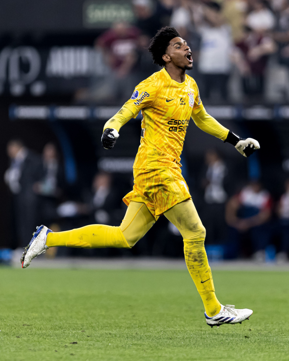 Hugo Souza comemora um dos gols com os torcedores