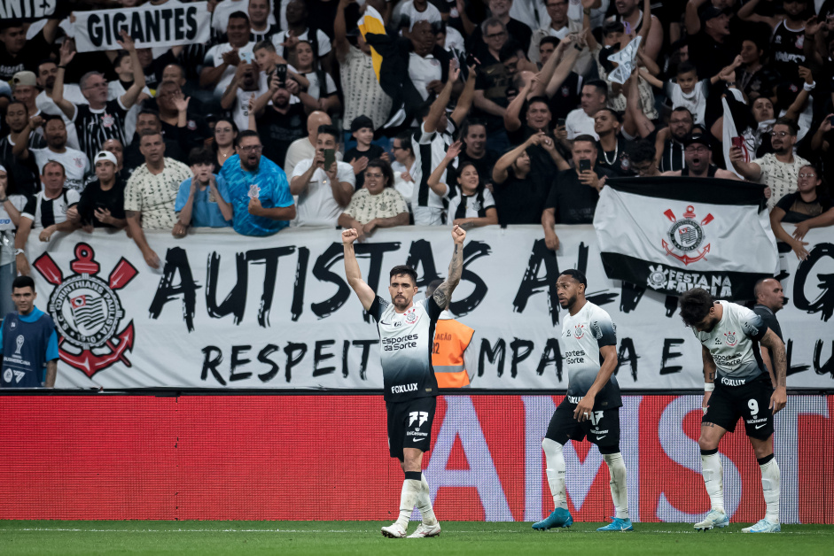 Igor Coronado celebra segundo gol do Corinthians