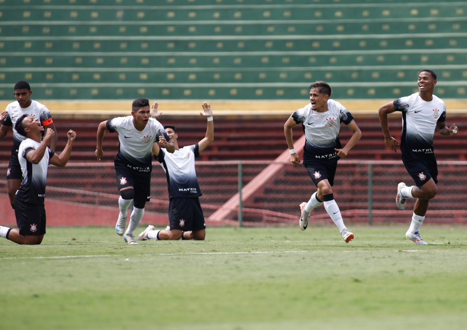 Jogadores do Corinthians comemorando vit�ria