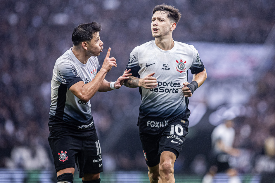 Câmeras flagram cena inusitada com Rodrigo Garro e Romero em jogo do Corinthians.