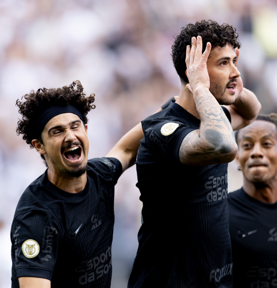 Andr� Ramalho comemorando junto com Gustavo Henrique