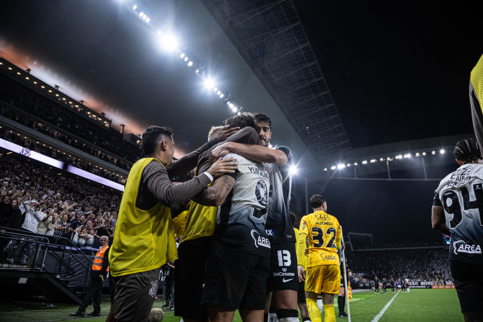Jogadores do Corinthians abra�ando Yuri Alberto ap�s gol contra o Bahia