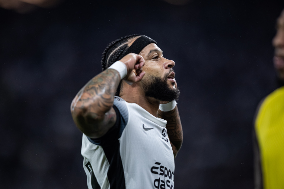 Memphis Depay em comemora��o ap�s gol contra o Bahia