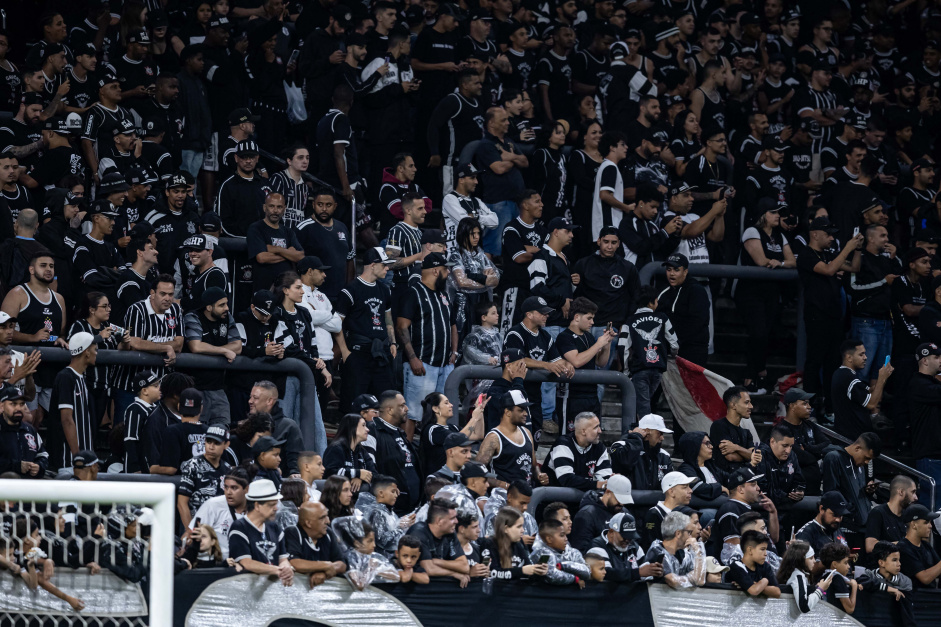 Torcedores no Estádio: Fotos e Vídeos da Emoção que Vibra na Arquibancada